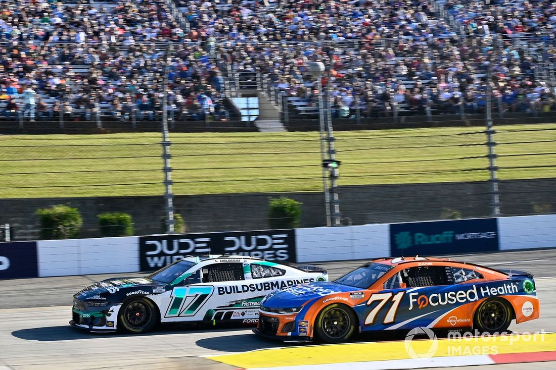 Chris Buescher, RFK Racing, BuildSubmarines.com Ford Mustang y Zane Smith, Spire Motorsports, Focused Health Chevrolet Camaro