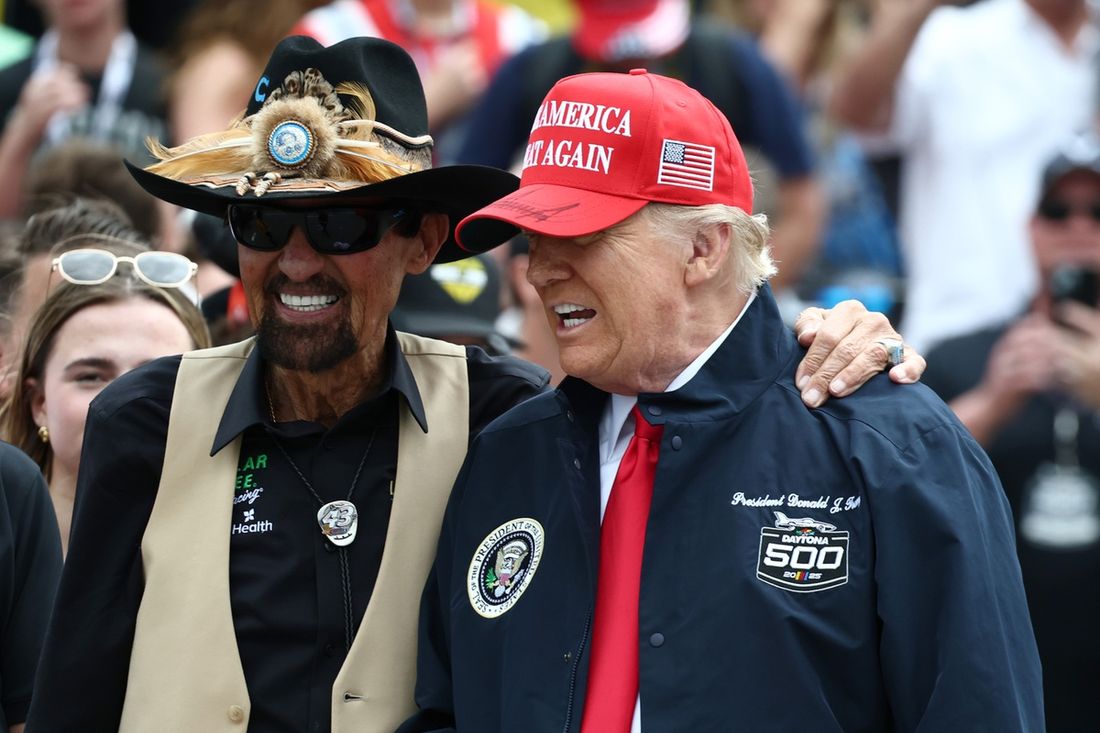 El presidente de Estados Unidos, Donald Trump, es saludado por el miembro del Salón de la Fama de la NASCAR, Richard Petty