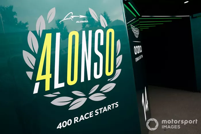 Fernando Alonso, Aston Martin F1 Team 400 carreras bandera en el garaje