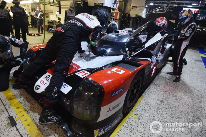 Pitstop #8 Toyota Gazoo Racing Toyota TS050: SÃ©bastien Buemi, Kazuki Nakajima, Brendon Hartley