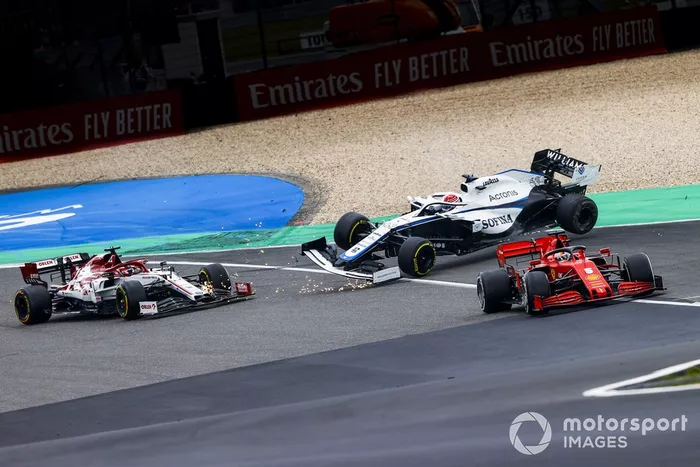 Sebastian Vettel, Ferrari SF1000, Kimi Raikkonen, Alfa Romeo Racing C39 y George Russell, Williams FW43 accidente