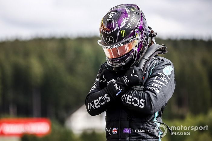 Ganador de la pole Lewis Hamilton, Mercedes-AMG F1 celebra en Parc Ferme 