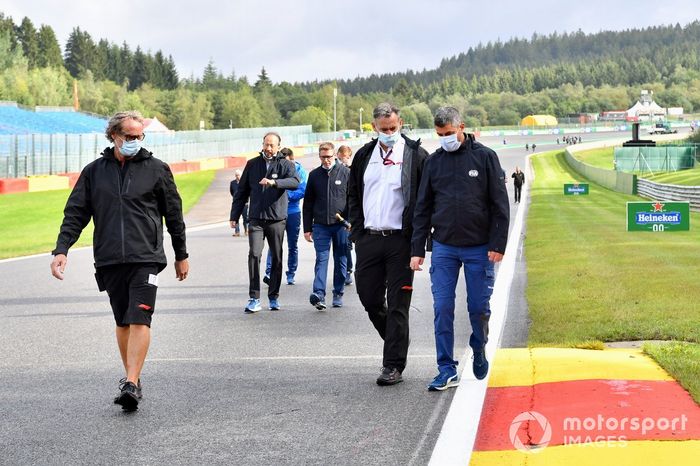 Michael Masi, director de carrera, recorre la pista con delegados de FIA