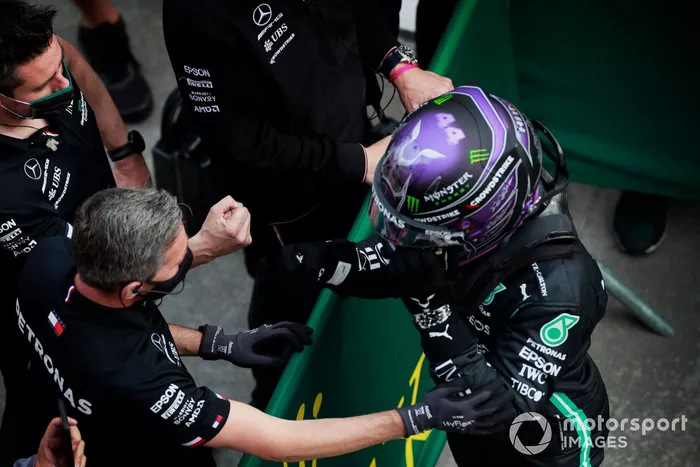 Pole Position de Lewis Hamilton, de Mercedes, celebra en el Parc Ferme con sus compañeros de equipo