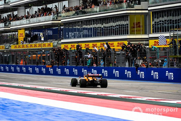 Daniel Ricciardo, McLaren MCL35M , cruza la línea de meta