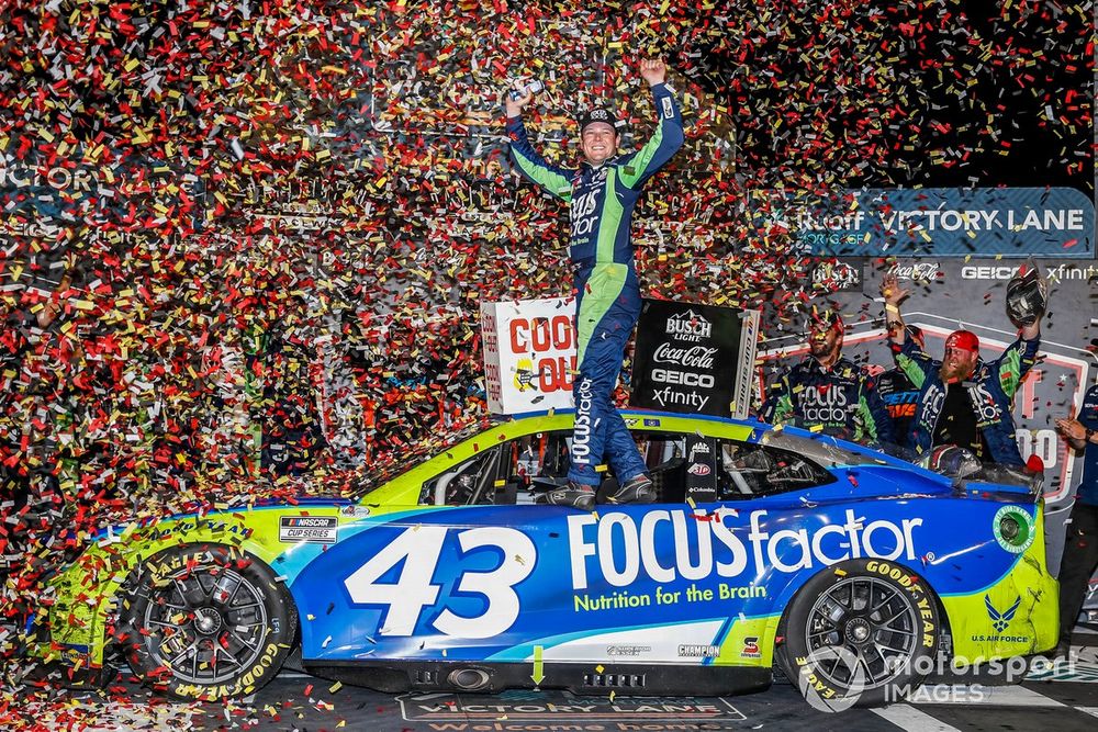 Race winner Erik Jones, Petty GMS Motorsports, Chevrolet Camaro