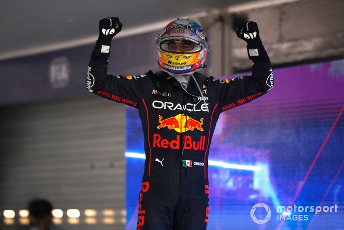Ganador Sergio Pérez, Red Bull Racing, celebra en Parc Ferme