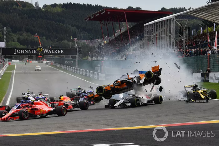 Accidente en la salida de Fernando Alonso, McLaren MCL33 