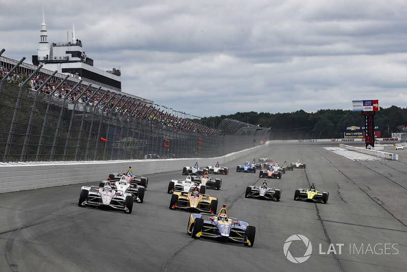 Alexander Rossi, Andretti Autosport Honda leads at the start