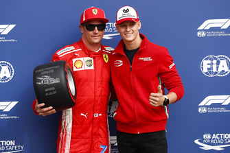 Ganador de la pole Kimi Raikkonen, Ferrari con Mick Schumacher