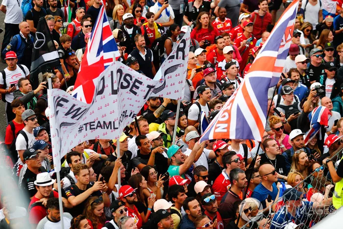 Fans ante el podio