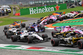 Carlos Sainz Jr., Renault Sport F1 Team RS 18, Esteban Ocon, Racing Point Force India VJM11, Lance Stroll, Williams FW41,ss and Pierre Gasly, Scuderia Toro Rosso STR13 and at the start of the race