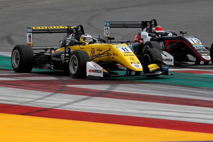 Sacha Fenestraz, Carlin Dallara F317 - Volkswagen, Fabio Scherer, Motopark Dallara F317 - Volkswagen