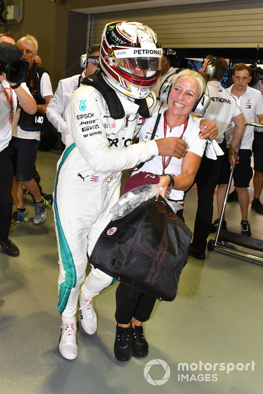 Ganador de la pole Lewis Hamilton, Mercedes AMG F1 celebra en parc ferme con Angela Cullen, PA y Physio