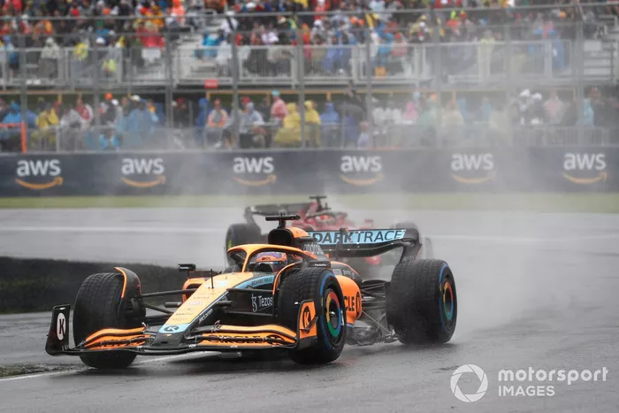 Daniel Ricciardo, McLaren MCL36, Charles Leclerc, Ferrari F1-75