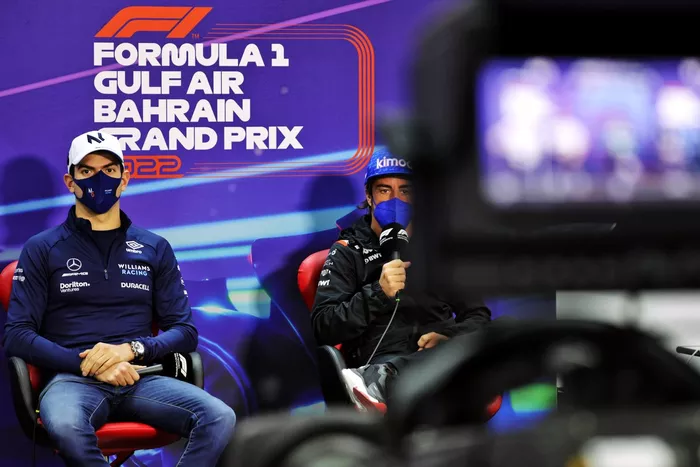 Nicholas Latifi, Williams Racing, Fernando Alonso, Alpine F1 Team, en la rueda de prensa 
