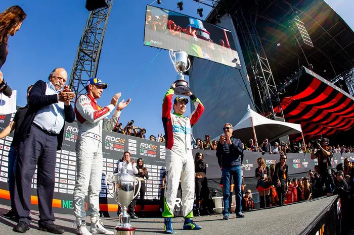 El ganador, Benito Guerra, celebra