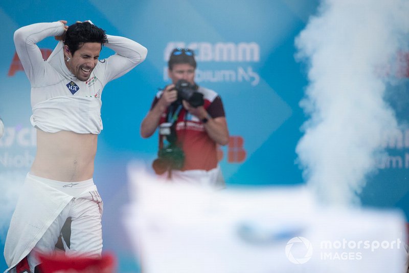 Ganador de la carrera Lucas Di Grassi, Audi Sport ABT Schaeffler celebra en el podio