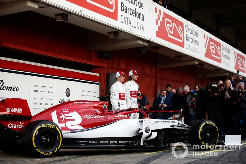 Kimi Raikkonen, Alfa Romeo Racing y Antonio Giovinazzi, Alfa Romeo Racing con el nuevo Alfa Romeo Racing C38