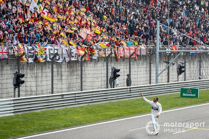 Lewis Hamilton, Mercedes AMG F1, celebra su victoria en la carrera