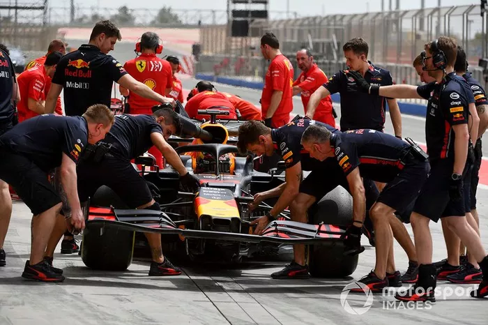 I membri del team Red Bull Racing cambiano il musetto della monoposto di Dan Ticktum, Red Bull Racing RB15