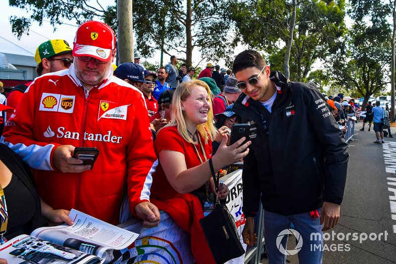 Esteban Ocon, Mercedes AMG F1, posa per un selfie con una tifosa