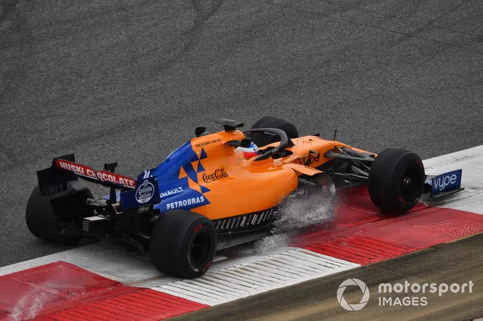 Fernando Alonso, McLaren MCL34, pisa un charco