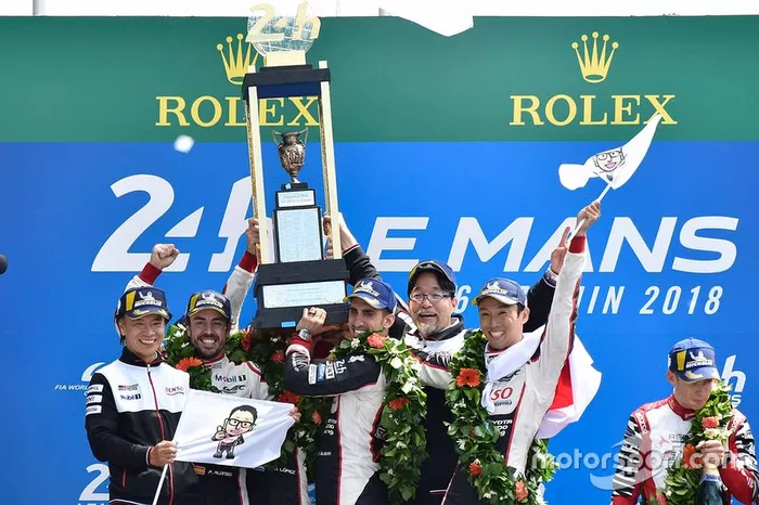Fernando Alonso celebra su victoria en 2018 con sus compañeros Sébastien Buemi y Kazuki Nakajima, y directivos de Toyota