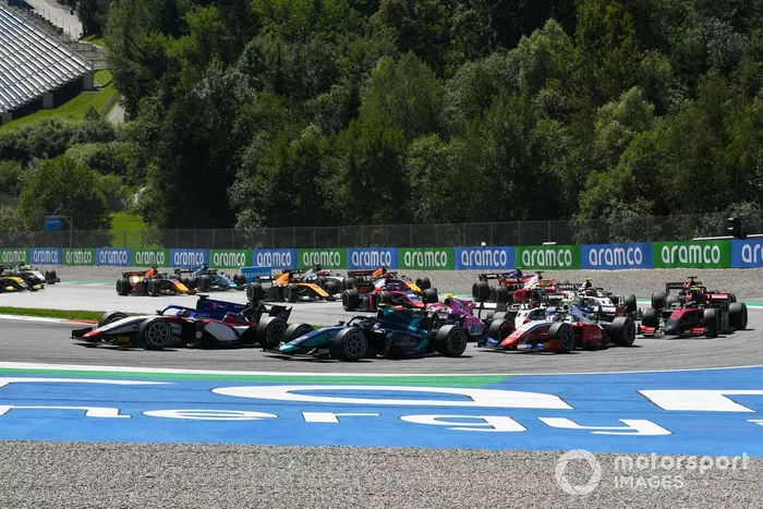 Salida: Louis Deletraz, Charouz Racing System, Dan Ticktum, Dams, Robert Shwartzman, Prema Racing, Marcus Armstrong, ART Grand Prix
