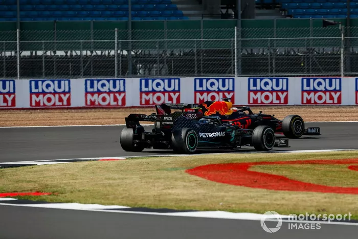Max Verstappen, Red Bull Racing RB16, pasa a Valtteri Bottas, Mercedes F1 W11
