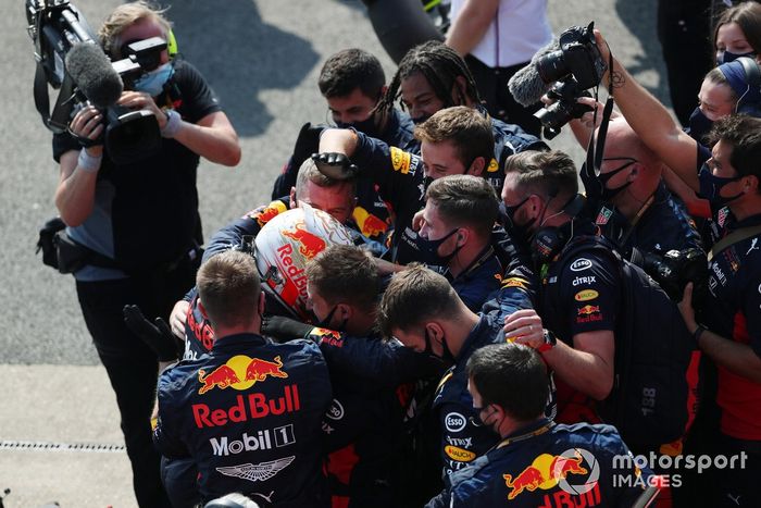 Ganador Max Verstappen, Red Bull Racing, celebra en parc ferme