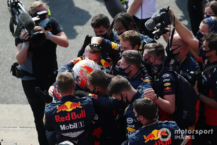 Ganador Max Verstappen, Red Bull Racing, celebra en parc ferme