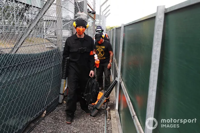 Miembros de Extinction Rebellion sacados de la pista
