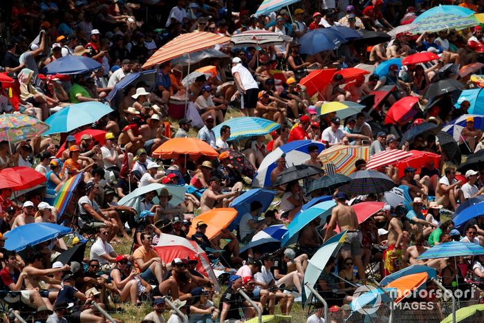 Abanicos con sombrillas al sol
