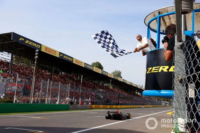 Max Verstappen, Red Bull Racing RB19, 1ª posición, toma la bandera a cuadros