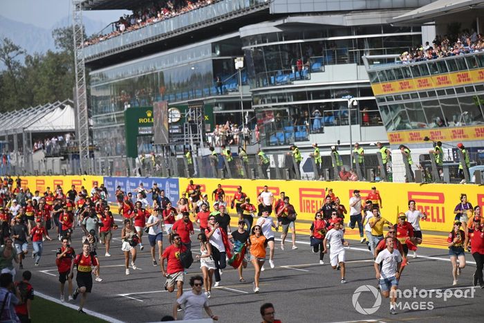 Los aficionados invaden el circuito tras la carrera