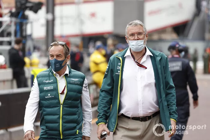 Miembros del equipo Aston Martin en el paddock