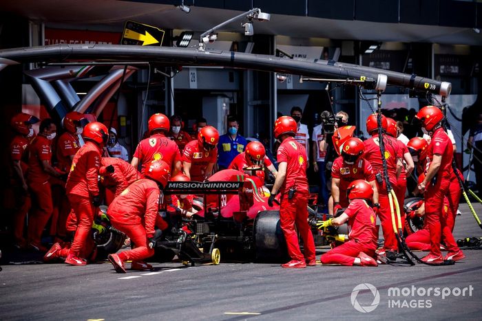 Carlos Sainz Jr., Ferrari SF21,en pits en la FP3