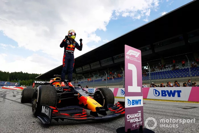 Ganador Max Verstappen, Red Bull Racing, celebrates en Parc Ferme