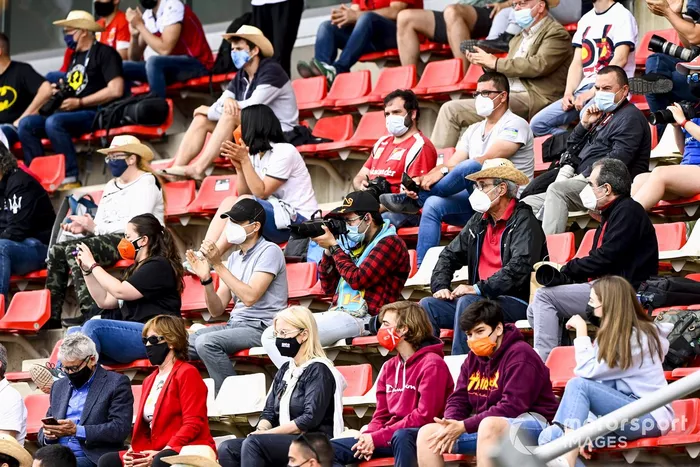 Los fans sentados en las gradas
