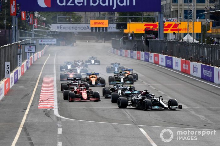 Lewis Hamilton, Mercedes W12, Pierre Gasly, AlphaTauri AT02, Charles Leclerc, Ferrari SF21, Sebastian Vettel, Aston Martin AMR21, al inicio