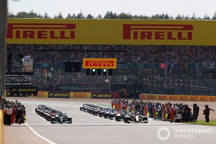 Max Verstappen, Red Bull Racing RB16B, and Lewis Hamilton, Mercedes W12, se preparan para la vuelta de formación
