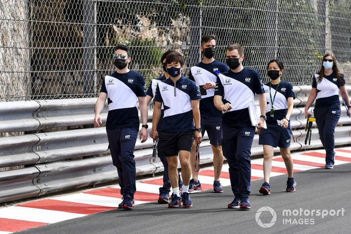 Yuki Tsunoda, AlphaTauri, walks the track with his team