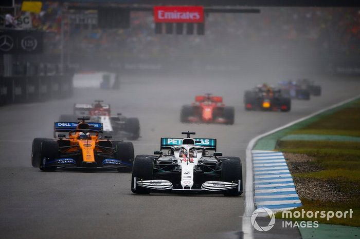 Lewis Hamilton, Mercedes AMG F1 W10, precede Carlos Sainz Jr., McLaren MCL34, e Kimi Raikkonen, Alfa Romeo Racing C38