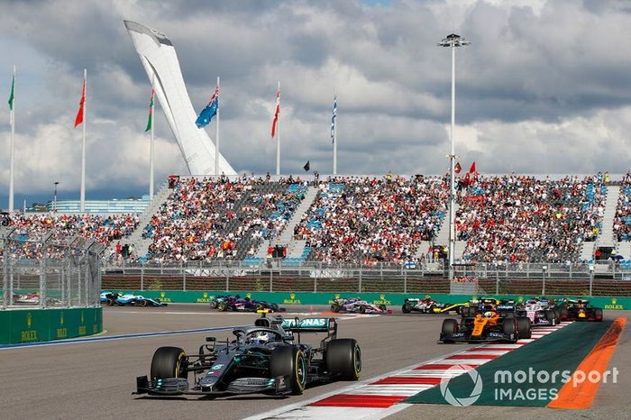 Carlos Sainz Jr., McLaren MCL34, Valtteri Bottas, Mercedes AMG W10, Lando Norris, McLaren MCL34, Sergio Perez, Racing Point RP19, Max Verstappen, Red Bull Racing RB15, Nico Hulkenberg, Renault F1 Team R.S. 19, Antonio Giovinazzi, Alfa Romeo Racing C38, Romain Grosjean, Haas F1 Team VF-19 y Daniel Ricciardo, Renault F1 Team R.S.19