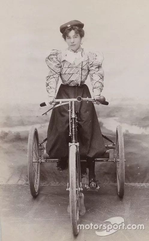 Léa Lemoine em seu triciclo motorizado