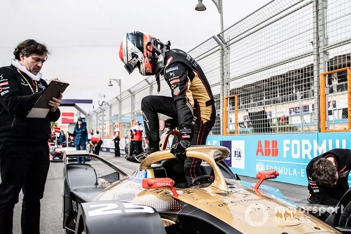 Jean-Eric Vergne, DS Techeetah esce dalla sua monoposto DS E-Tense FE20, in griglia di partenza