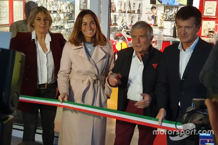 Giacomo Agostini corta la cinta inaugural, con representantes políticos de Bérgamo