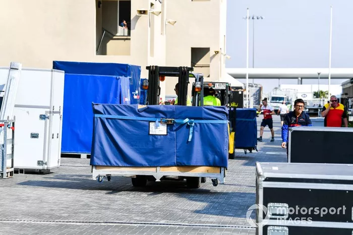 DHL descargando en el paddock de F1
