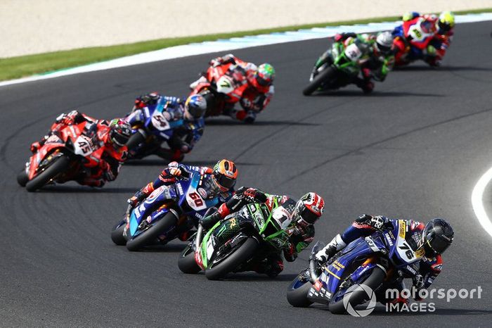 Loris Baz, Ten Kate Racing Yamaha, tras la caída